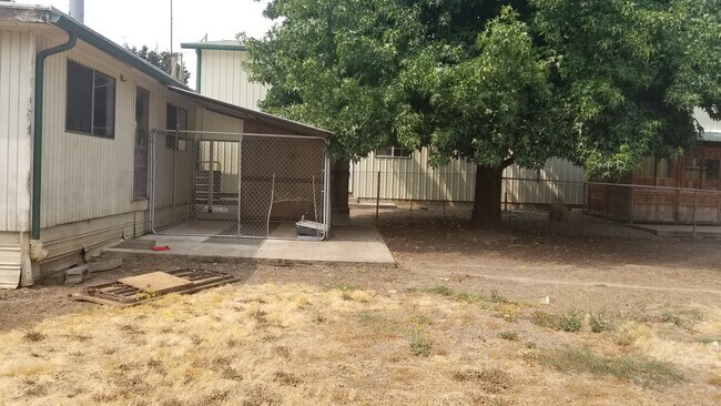 Building Photo - 3 bed/2 bath manufactured home on shared 2...