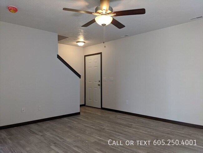 Foto del edificio - New 3 Bedroom 1.5 Bathroom Townhome w/ Dou...