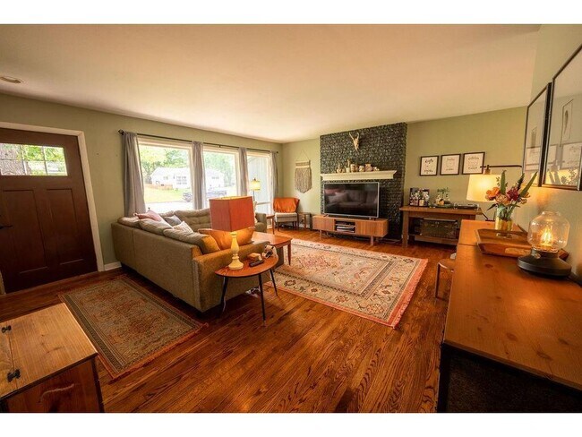 Lrg Living area - 625 Commercial St