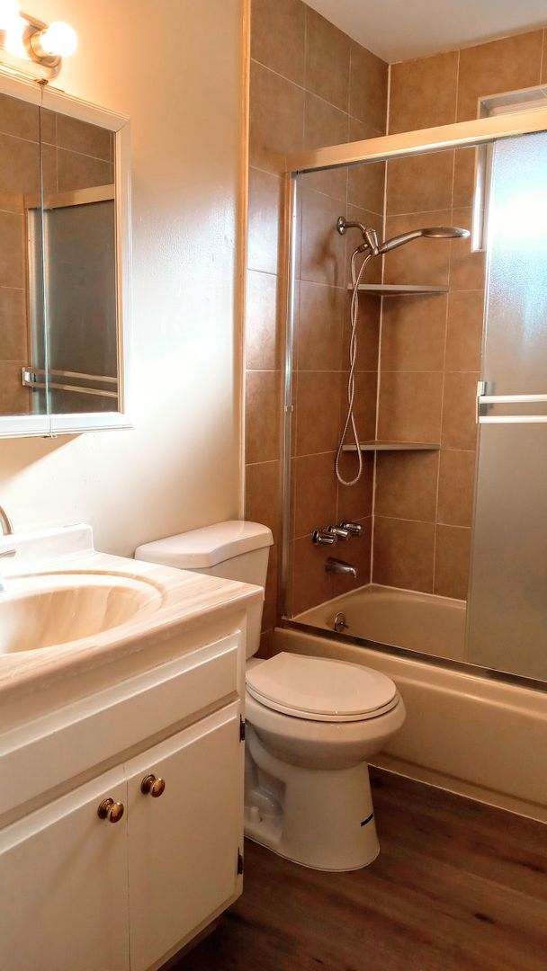 Foto del edificio - Charming 2bd Duplex With Private Yard & Garage