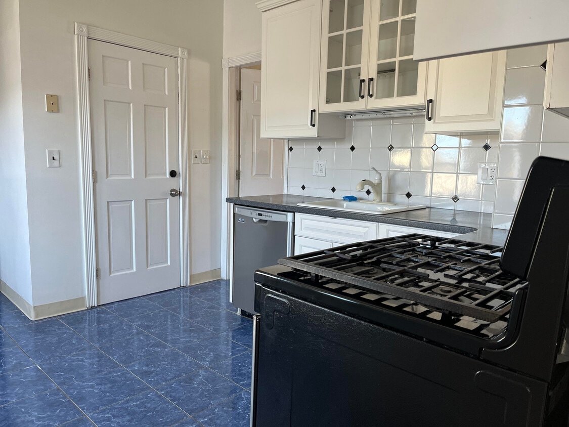 Primary Photo - 15 Clarence St