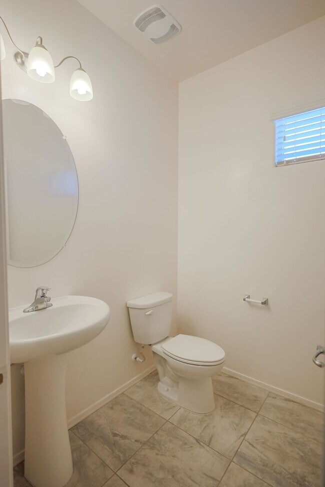 Building Photo - 4 Bedroom 2.5 Bathroom