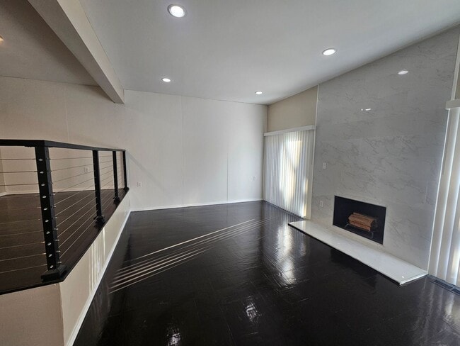 Building Photo - Beautiful 3 Br 2.5 Ba Townhome in Greenber...