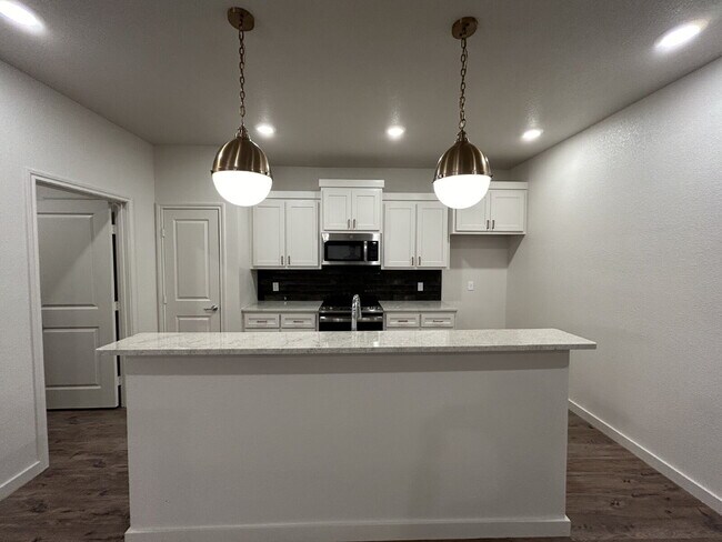 Foto del edificio - Luxury Townhome in Abbey Glen Community!