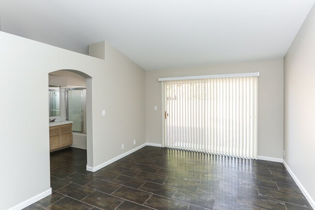 Foto del edificio - 4401 La Reina Cir