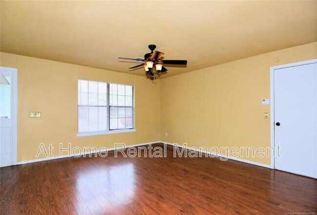 Building Photo - 2800 S Narcissus Ct