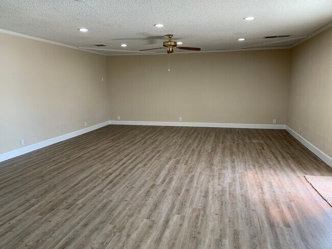 Foto del edificio - Updated home coming soon, all utilities in...