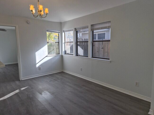 Foto del edificio - 915 Hyridge St