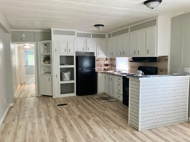 Building Photo - 43 Deerwood Park