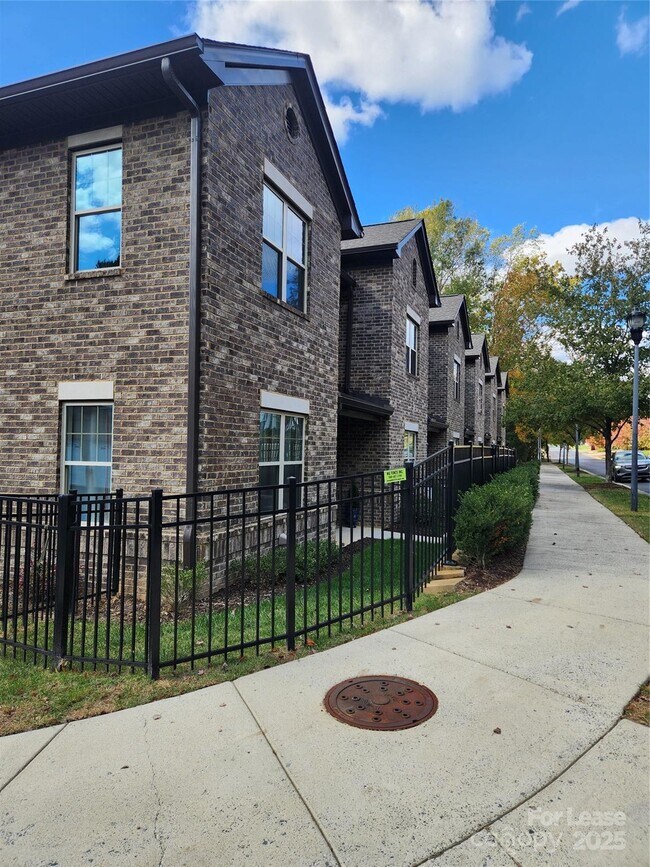 Foto del edificio - 326 Sadie Dr