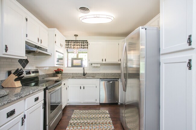 Building Photo - 335 River Dr