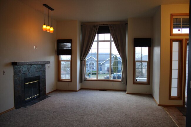Building Photo - 3 Bedroom 2 Bath home with Fenced Yard