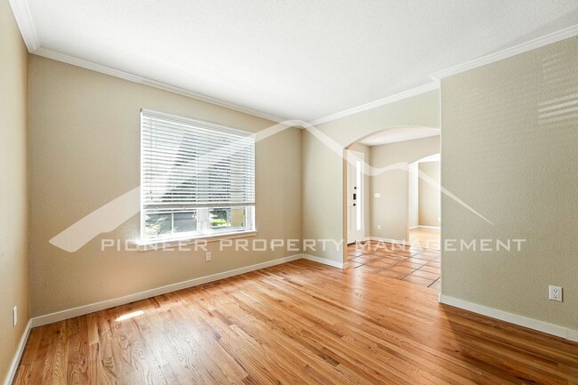 Building Photo - Luxury Meets Location – Impeccable 5BR Hom...