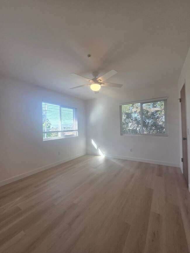 Building Photo - West Side Petaluma 2 Bedroom, 1 Bathroom Corner Unit