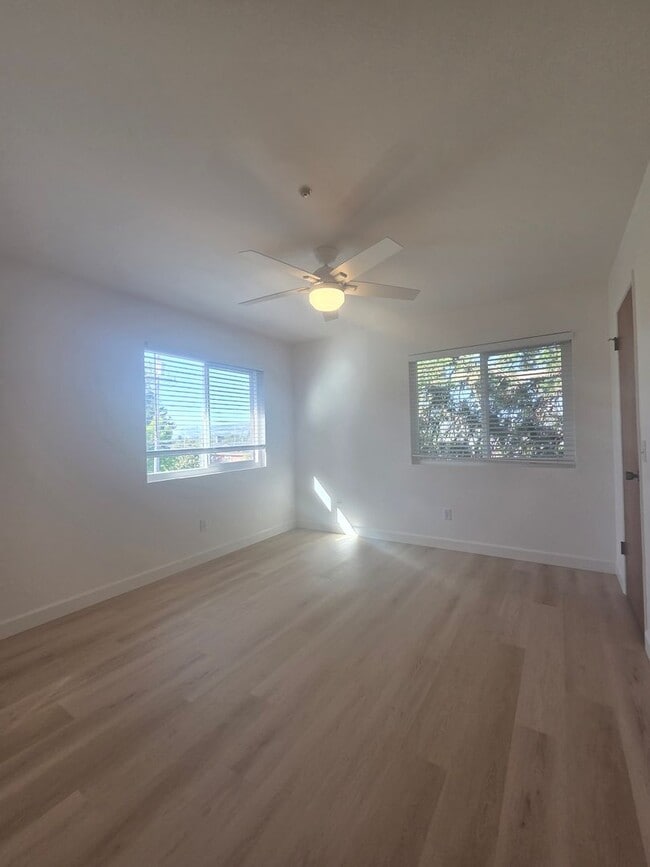 Building Photo - West Side Petaluma 2 Bedroom, 1 Bathroom Corner Unit