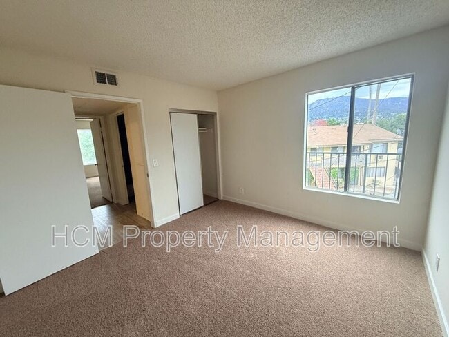 Building Photo - 10418 Scoville Ave