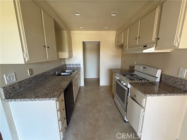 Foto principal - 6600 Warner Ave