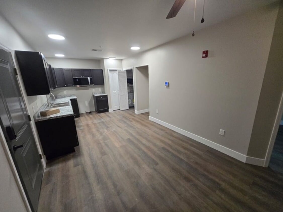 Building Photo - 1 Bedroom/1 Bath Newly Renovated Apartment for Lease