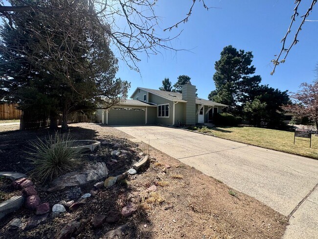 Building Photo - 4 Bedroom Home in Villa Loma-Available NOW