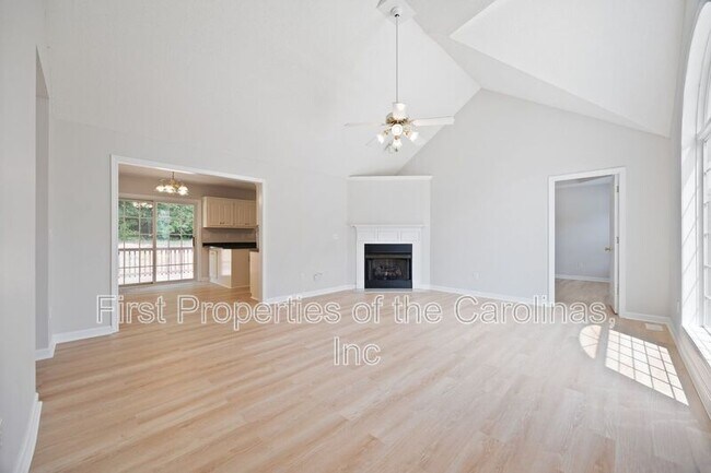 Foto del edificio - 104 Webbs Mill Dr