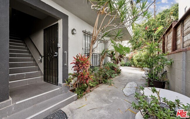 Building Photo - 637 Hayworth Ave