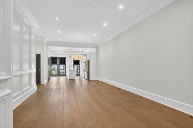 Building Photo - Available Now! 2 Bed // 2.5 Bath Between U...