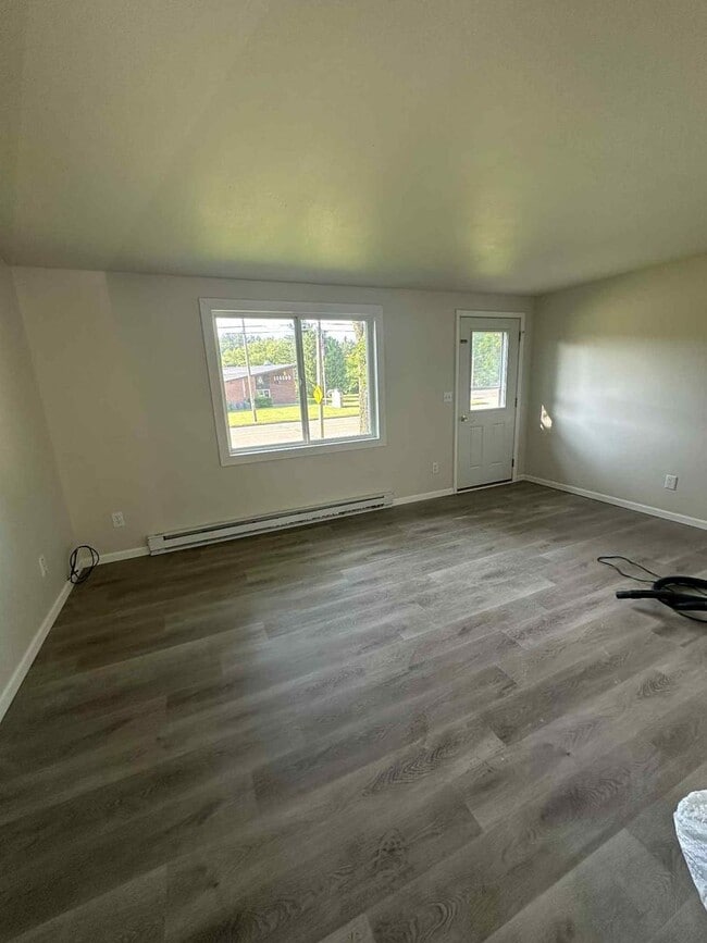 Building Photo - Remodeled Two Bedroom Duplex