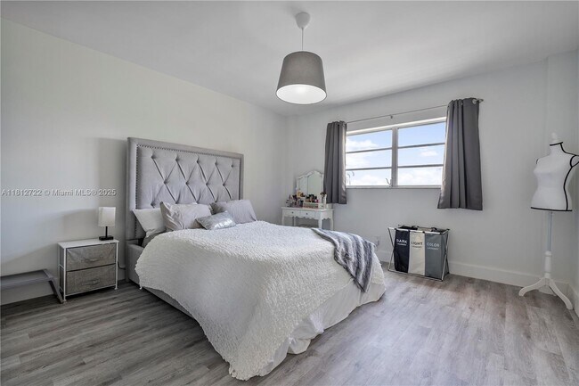 Foto del edificio - 9700 W Bay Harbor Dr