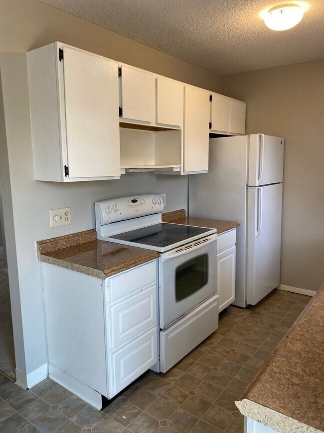 Building Photo - 3 bed, 1 bath townhome - Move in Incentive!!!