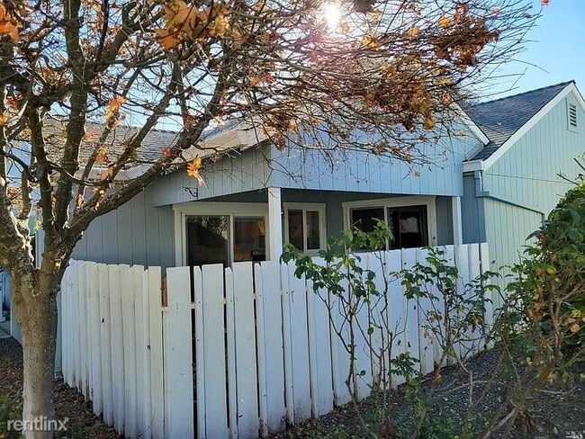 Building Photo - 105 Marina Dr S