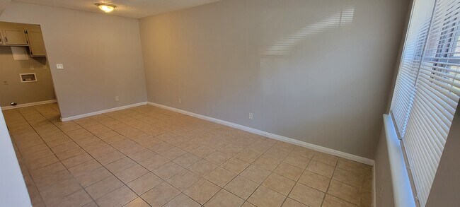 Building Photo - 3923 Overland Hts