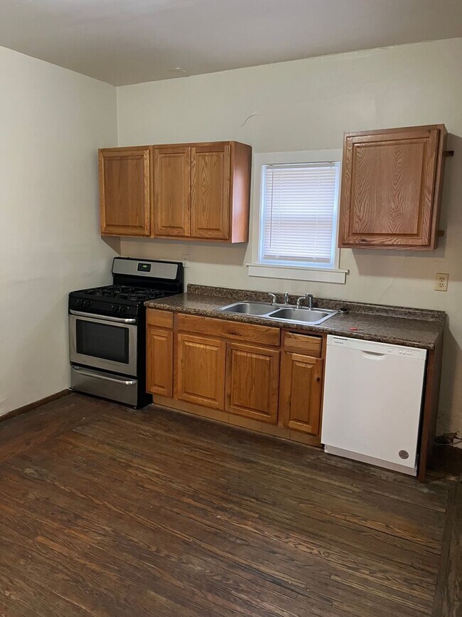 Foto del edificio - Ground Level... LARGE 1 Bed 1 Bath