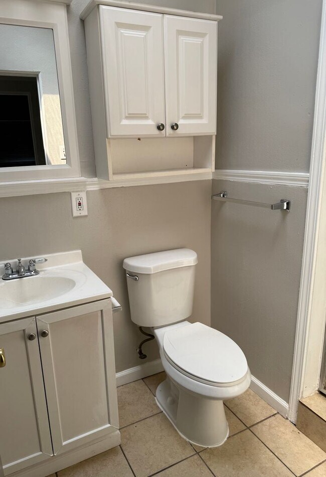 Foto del edificio - Spacious 3 + Bedroom with 2 Full Baths for...