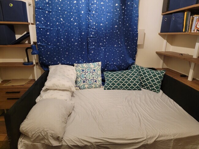 Full-sized day bed with extra pillows, big draped window - 1608 Paraiso Dr