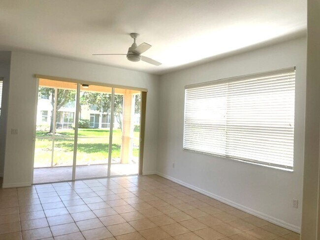 Foto del edificio - Elegant 3 Bedroom End-Unit Condo with Screened Lanai & Pond Views and A Private Garage