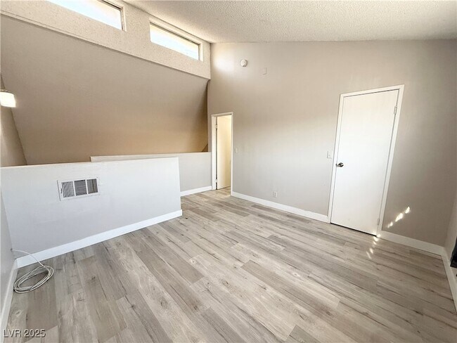 Foto del edificio - 5187 Garden Ln