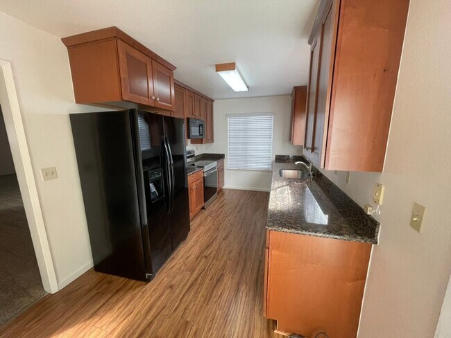 Foto del edificio - Large three-bedroom condo with huge Living...