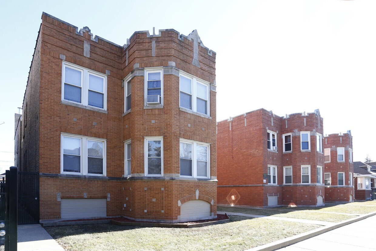 Building Photo - 6623 S Sacramento Ave