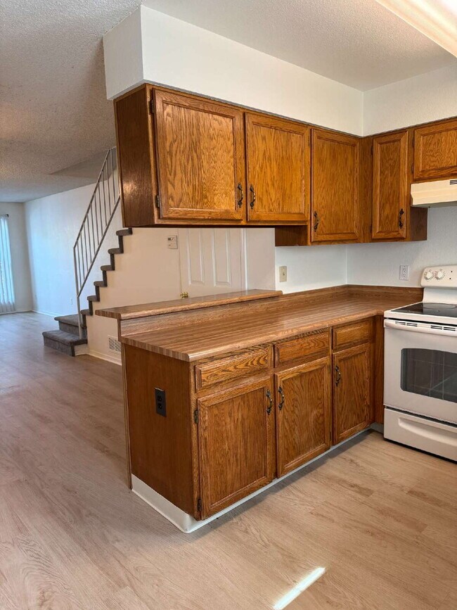 Foto del edificio - Cozy 2 Bed, 1.5 Bath Townhouse with Fireplace + Community Pool + Reserved Parking Space!