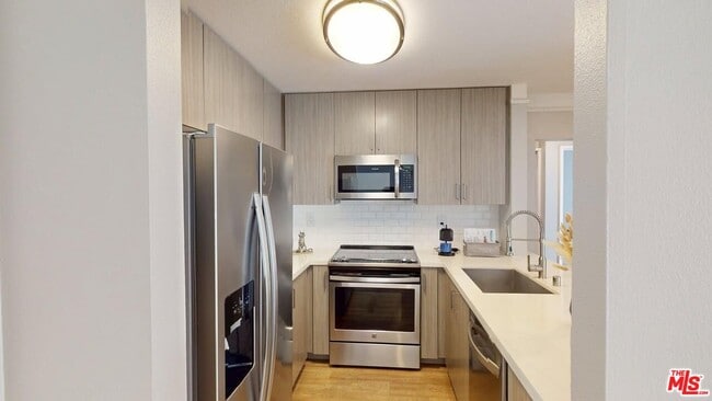 Building Photo - 6600 Beachview Dr