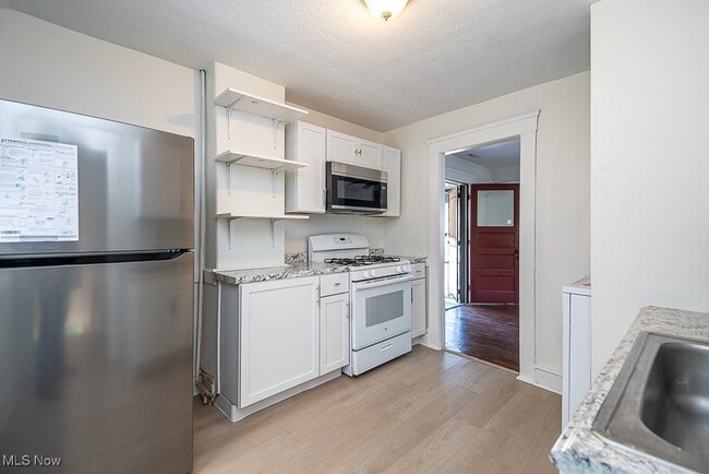 Building Photo - 4205 Woodbine Ave