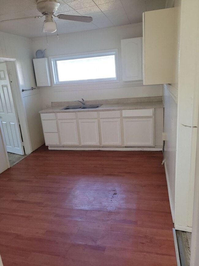 Building Photo - 636 3rd Ave W