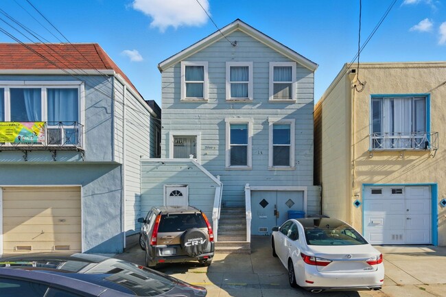 Building Photo - Bright & Modern 2BR Flat with Driveway Par...