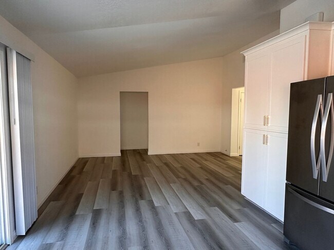 Foto del edificio - Beautifully Updated 4 Bedroom 2 Bath Home ...