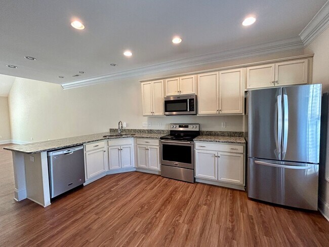Building Photo - 3BR/2.5BA Townhome W/Loft in Pisgah Forest