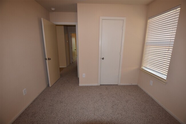 Foto del edificio - 7906 Big Oak Dr