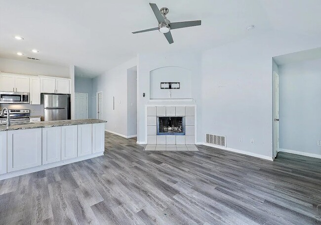 Living Area - 509 Creekside Dr