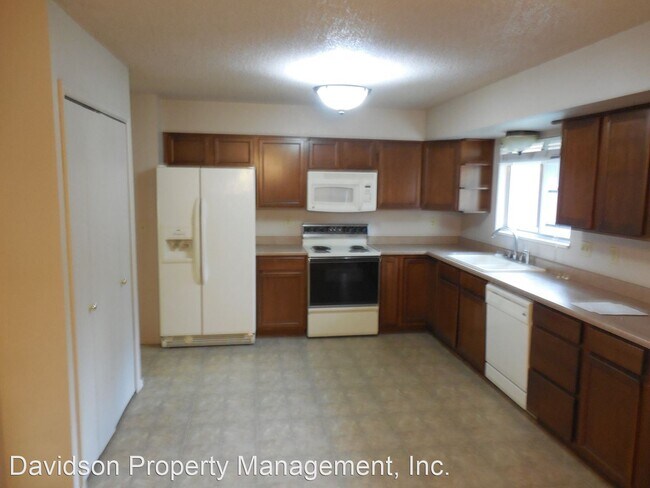 Building Photo - 4 br, 2.5 bath House - 3170 Montebello Dr W