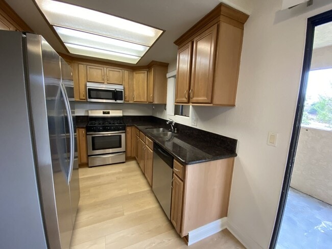 Building Photo - 2 Bedroom, 2 Bath, Downstairs Condo!