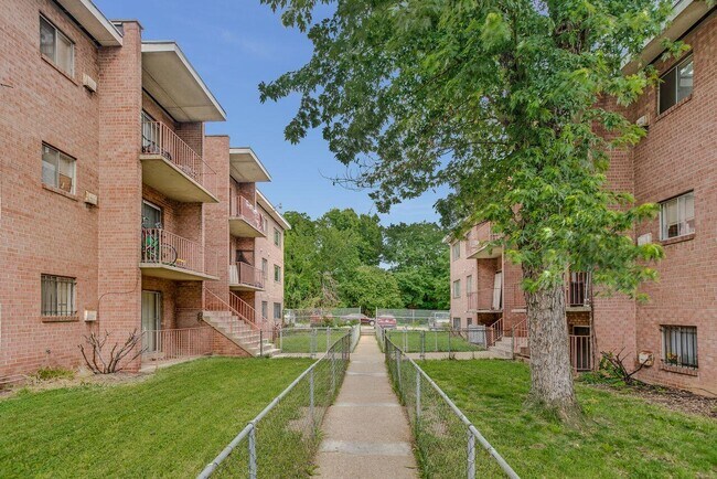 Foto del edificio - 229 43rd Rd NE
